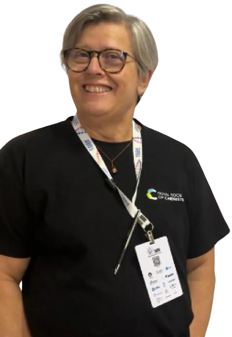 Watch the video testimonial of Dr. Elizabeth Magalhães, of the Royal Society of Chemistry